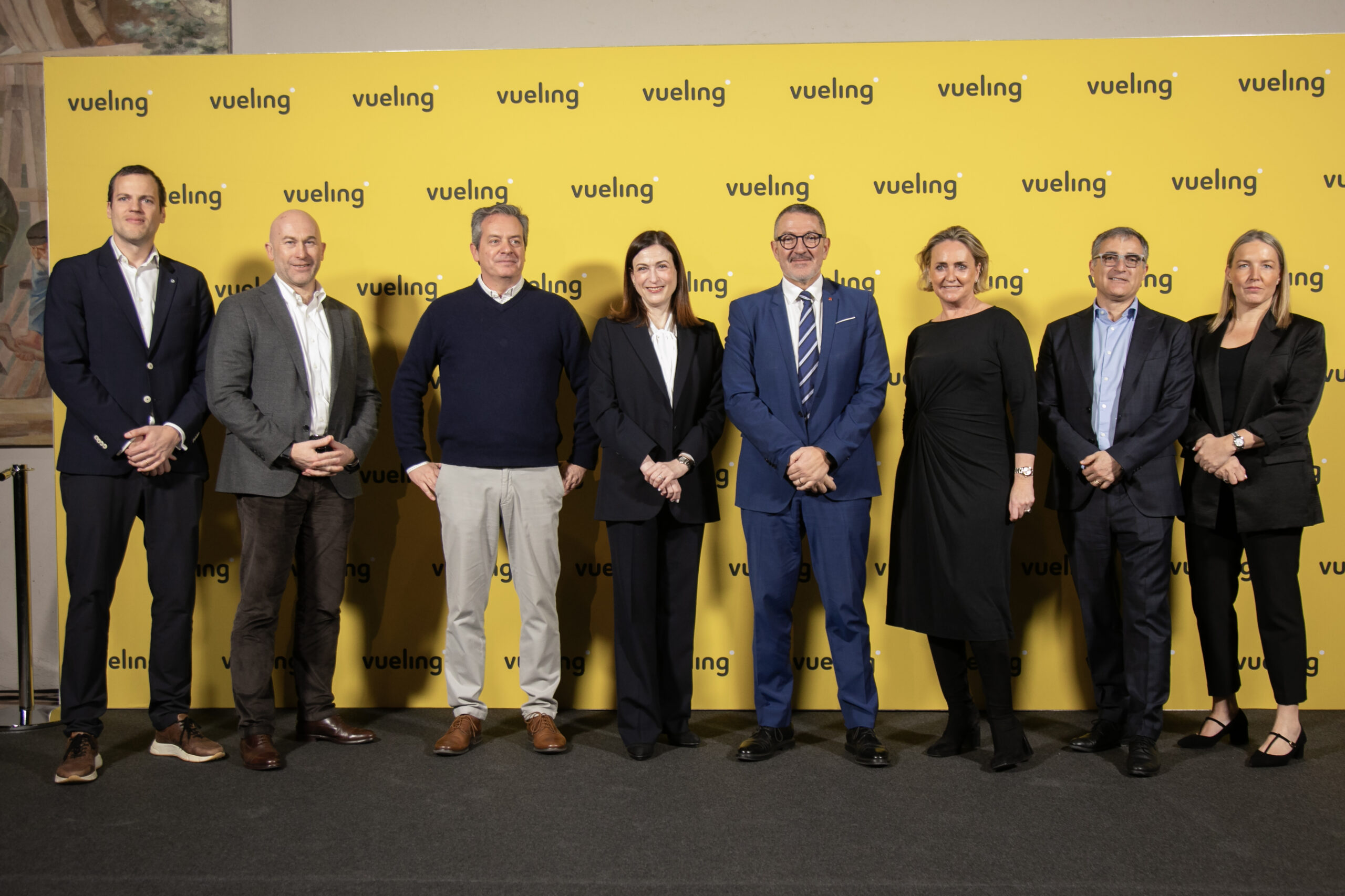 Autoridades en la presentación de Vueling