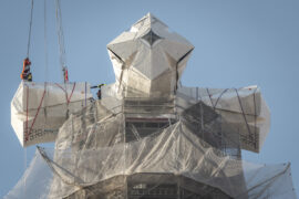 Els operaris han col·locat el quart braç horitzontal de la creu que corona la Torre de Jesús.