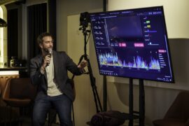 Edgar Sanjuán en un evento de Emogg Analytics