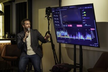 Edgar Sanjuán en un evento de Emogg Analytics