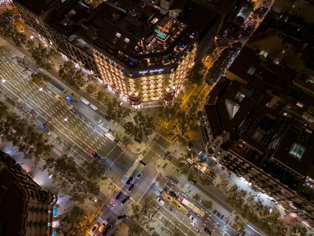 El cruce de Passeig de Gràcia con València de noche y en navidades con el Hotel Majestic claramente visible en la parte superior de la foto (Jaume Paula)