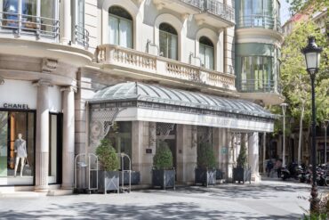 El famoso chaflan de Passeig de Gràcia con València, lado Besós : Montaña en la actualidad (MHG)