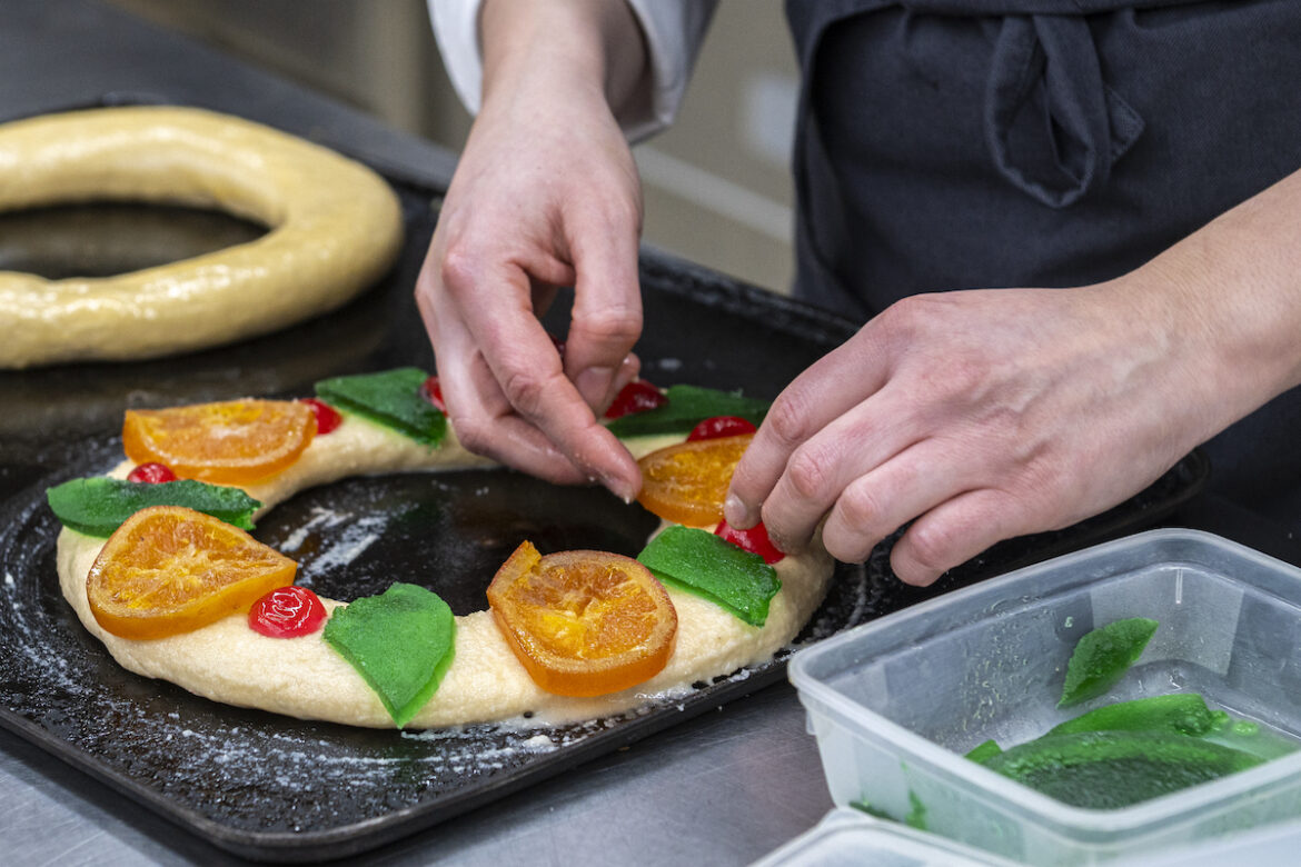 Elaboració del tortell clàssic de massapà i fruita confitada a l'Escola de Pastisseria del Gremi de Barcelona.