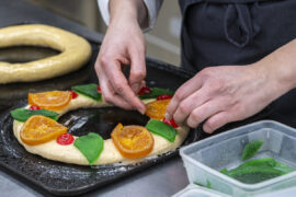 Elaboració del tortell clàssic de massapà i fruita confitada a l'Escola de Pastisseria del Gremi de Barcelona.