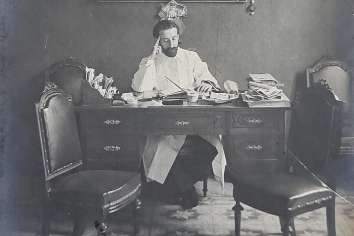 Emilio Tiffon en su despacho