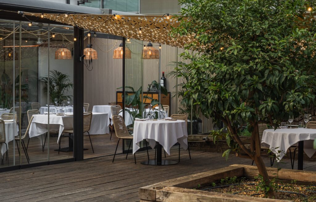 Interior y terraza del Dos Cucharas, en Via Augusta.