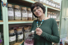 Marta Jordi al seu herbolari, a l'Eixample.