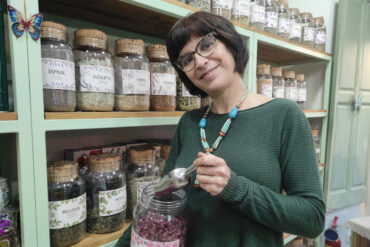 Marta Jordi al seu herbolari, a l'Eixample.