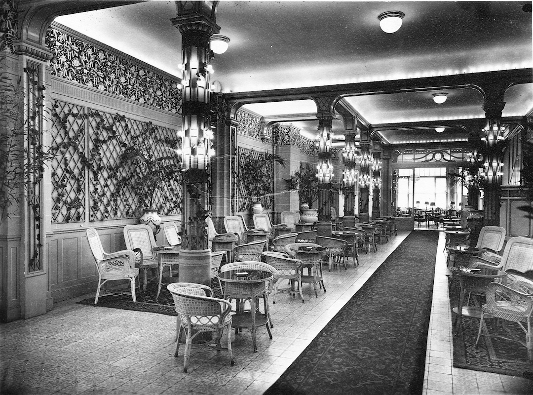 Uno de los salones del hotel en los años 20 (Arxiu Majestic)