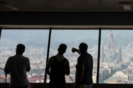 Visitantes contemplando Barcelona, con la Sagrada Família al fondo.