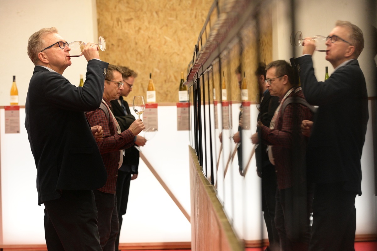 Assistent tastant vi durant la Barcelona Wine Week. © BWW