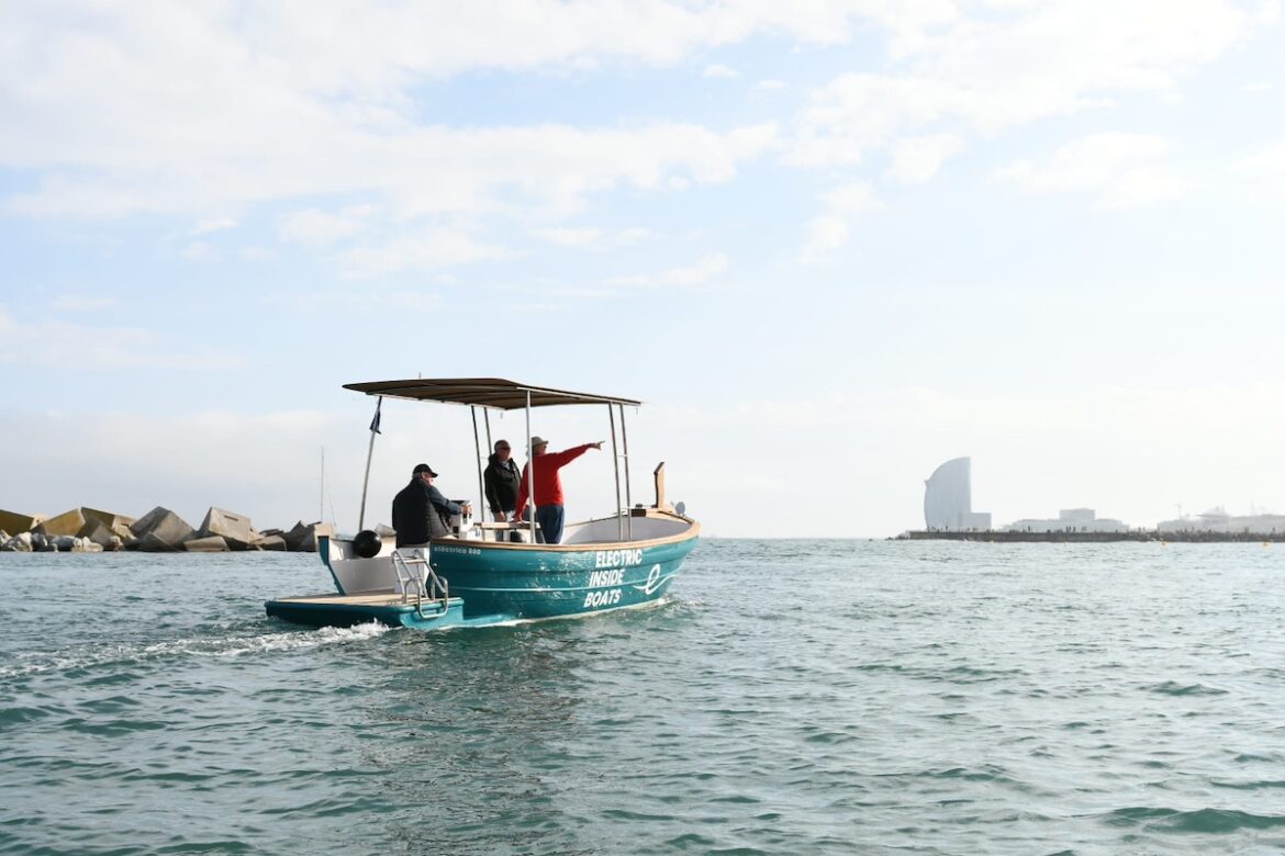 Barco de Electric Inside Boats ante Barcelona
