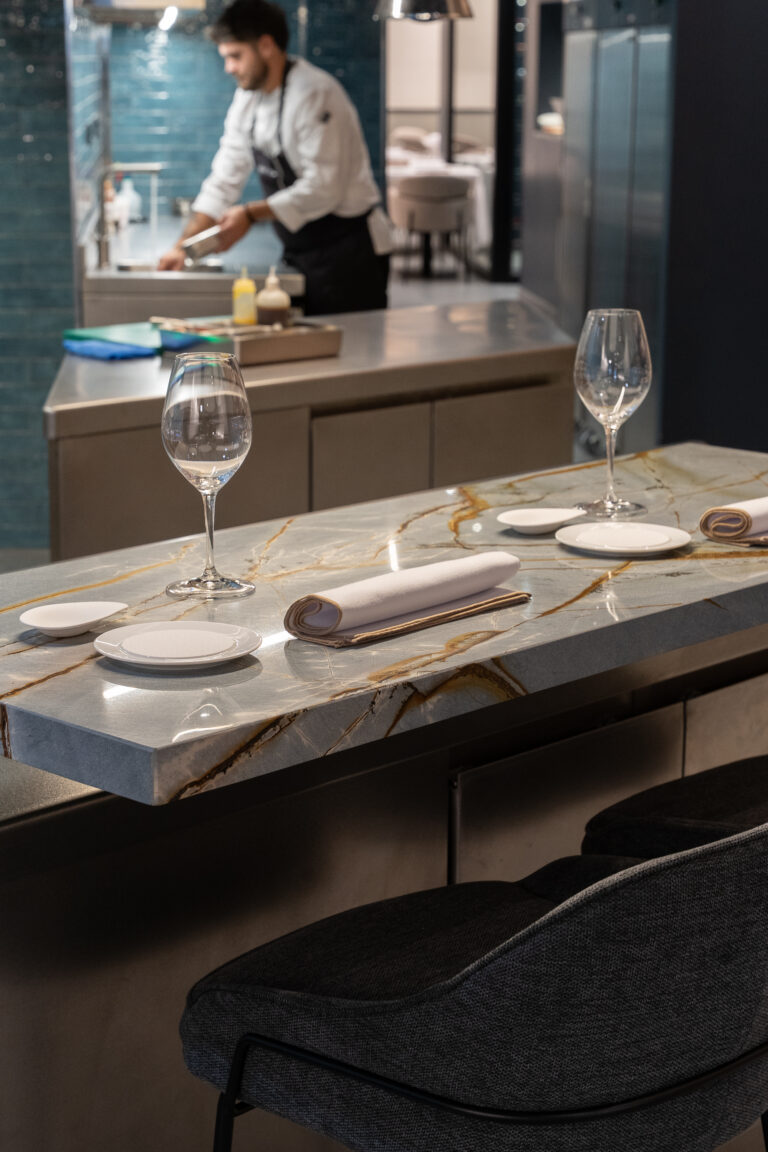 Desde la barra se disfruta del espectáculo culinario de los chefs.