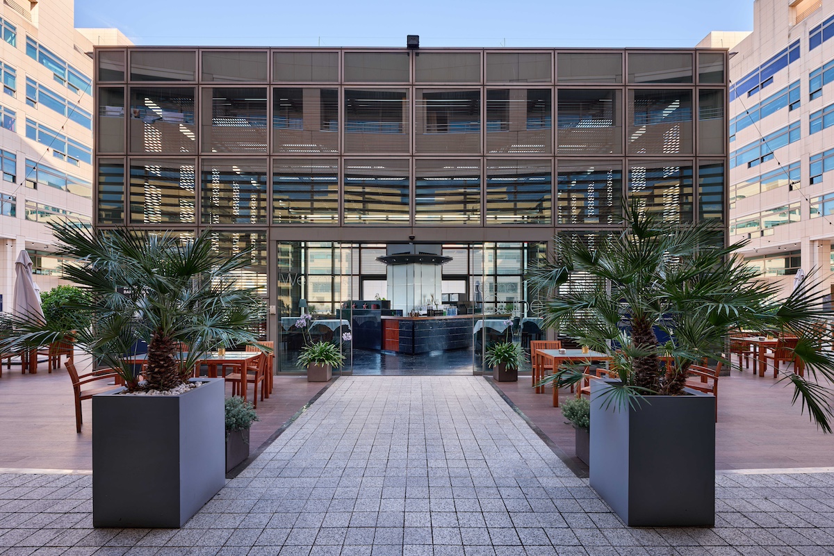 El cubo del hotel da a la plaza interior del World Trade Center (Eurostars)