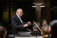 El director musical Zubin Mehta al frente de la West-Eastern Divan Orchestra. 