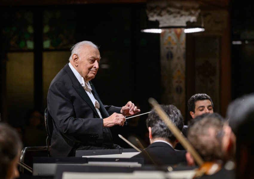 El director musical Zubin Mehta al frente de la West-Eastern Divan Orchestra.