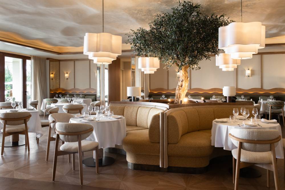 El restaurante Albarada, del Mett, con su olivo central.