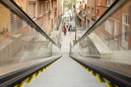 Escaleras mecánicas para salvar desniveles en Barcelona. © Albert Mitjavila
