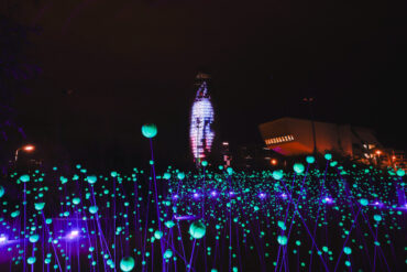 La Torre Glòries i el DHUB il·luminats durant el festival Llum BCN.