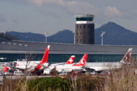 Vista parcial de la T1 con varios aviones de aerolíneas internacionales como la colombiana Avianca, Turkish Airlines, Swiss y Qatar Airways.