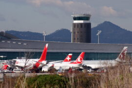 Vista parcial de la T1 con varios aviones de aerolíneas internacionales como la colombiana Avianca, Turkish Airlines, Swiss y Qatar Airways.