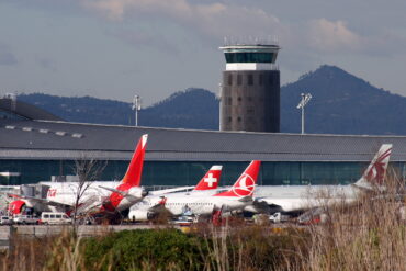 Vista parcial de la T1 con varios aviones de aerolíneas internacionales como la colombiana Avianca, Turkish Airlines, Swiss y Qatar Airways.
