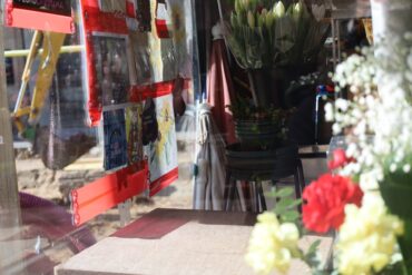 La parada de Flors Carolina junto a las obras de la Rambla.