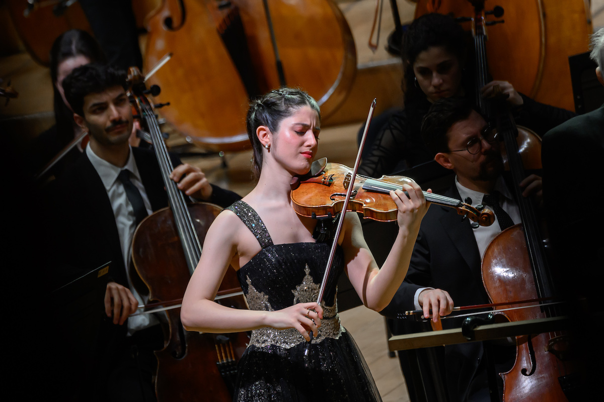 La violonista María Dueñas en el Palau. © Antoni Bofill