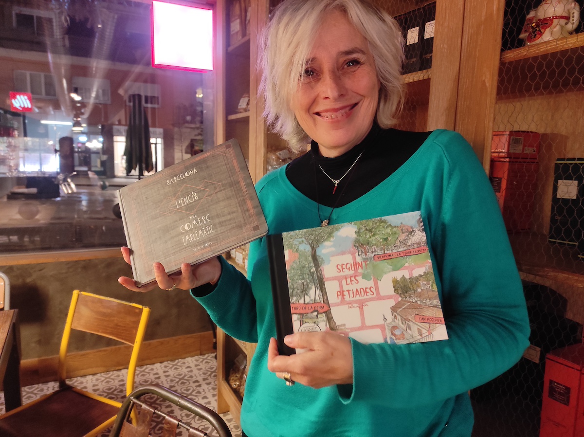 Patricia Soler Vico con algunos de sus libros por Carme Escales