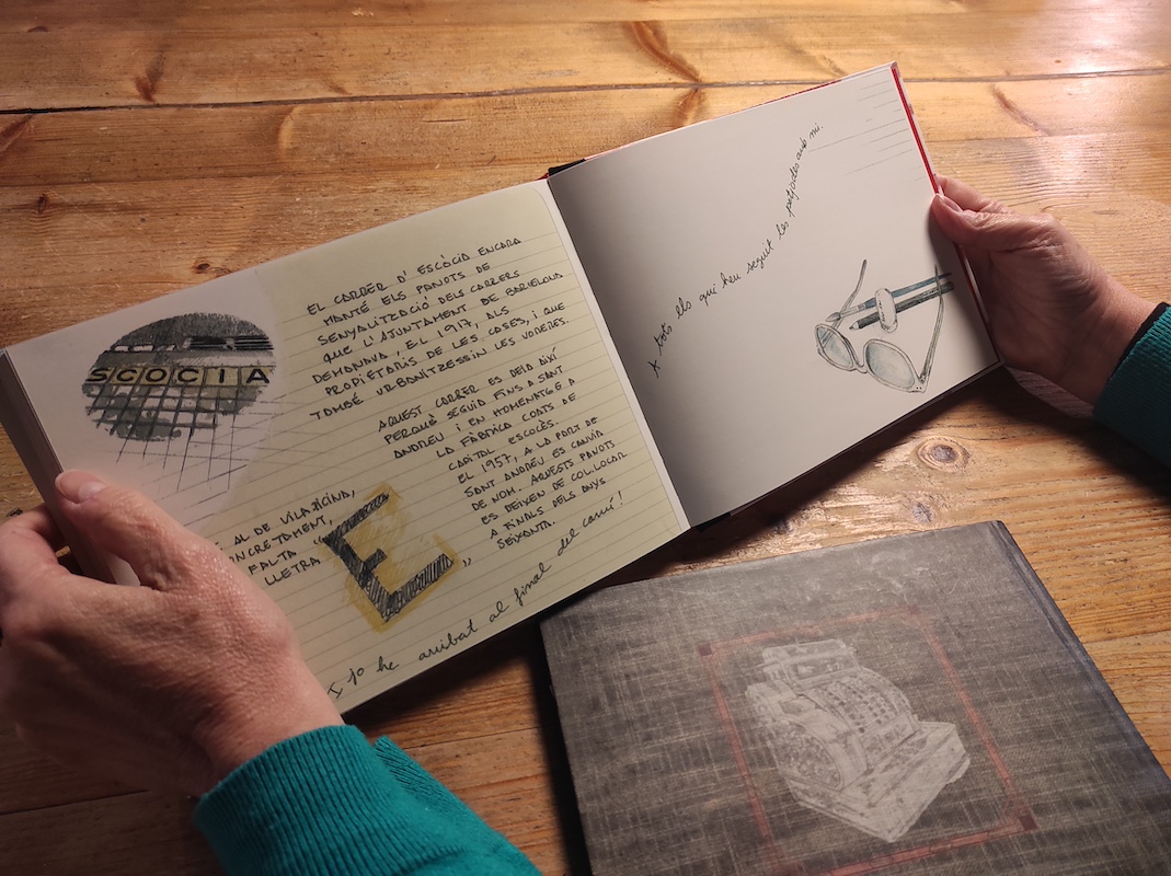 Patricia Soler Vico con uno de sus libros por Carme Escales