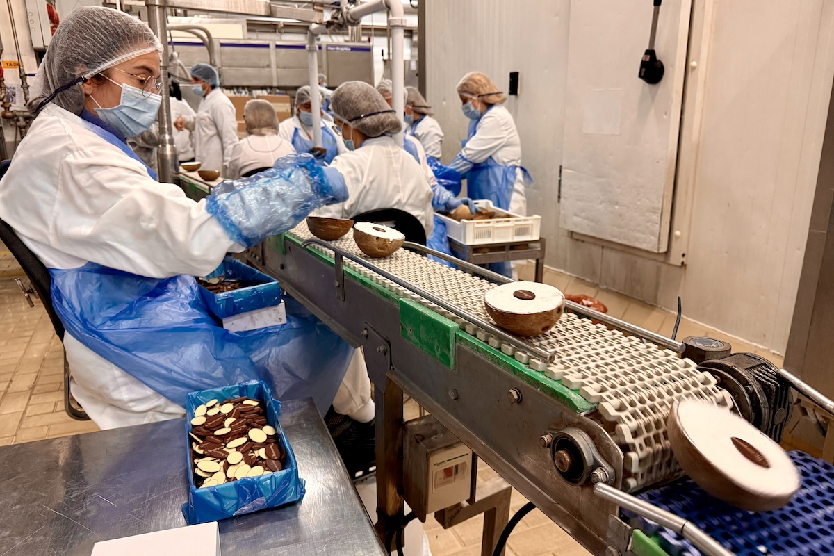 Trabajadores de la planta de La Menorquina. © lbert Segura / ACN