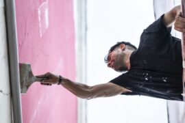 Allan Halley pintant un dels seus murals de gran format.