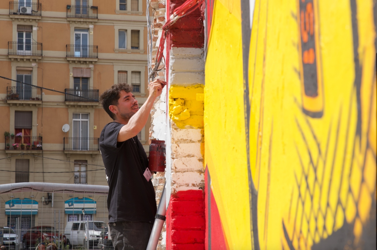 Allan Halley pintando un mural en Barcelona