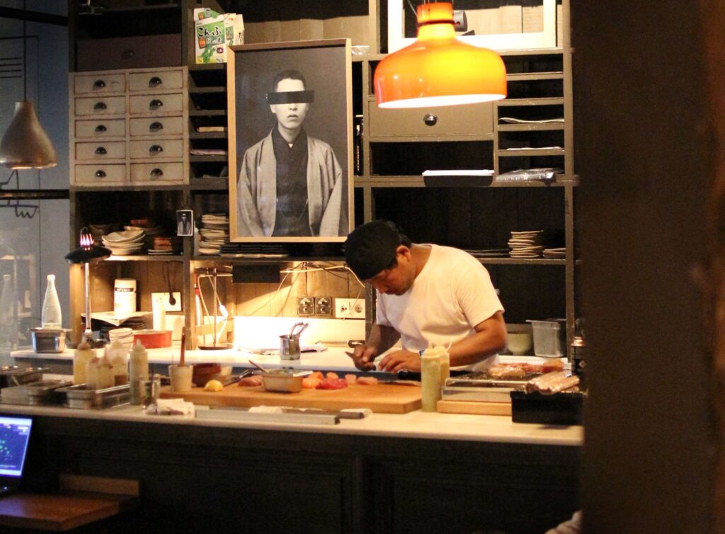 Barra de sushi en Tapas Lobito.