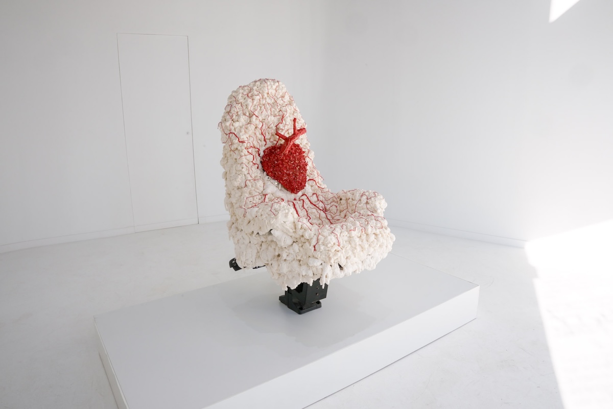 Butaca intervenida por alumnos de Labasad expuesta en el primer espacio expositivo del futuro Thyssen. 