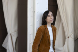 Claudia Elies a la Fabra Centre d'Art Contemporani, amb l'exposició 'LALIRIO' de fons. © Marc Llibre