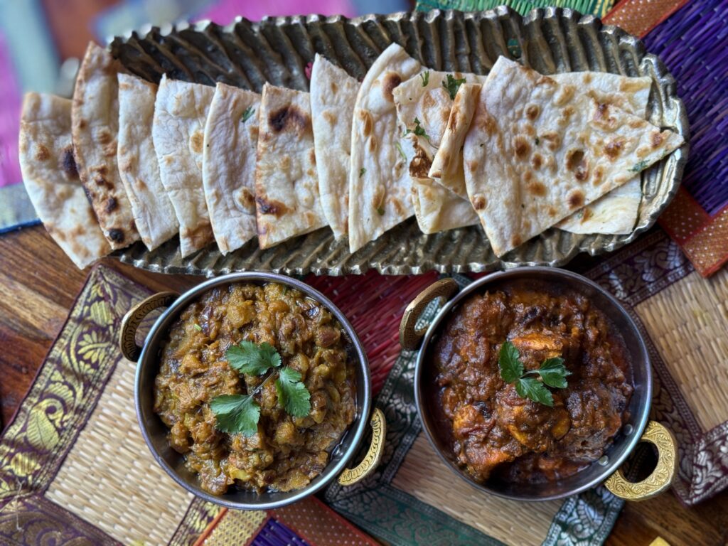 Dos platillos de pollo inspirados en recetas tradicionales de la India.