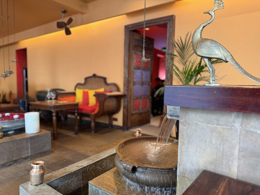 El restaurant està decorat per transportar-nos a l'Índia més sensual.