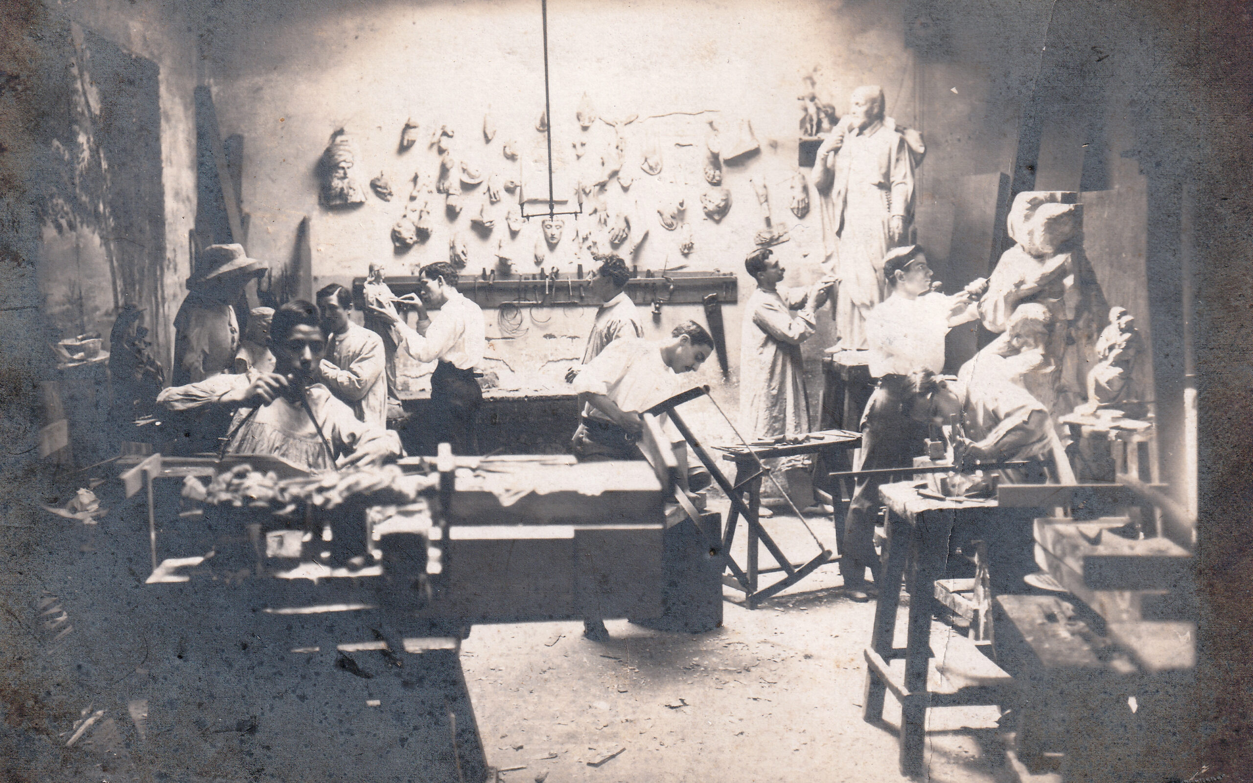 Joan Salvat Papasseit aprenent l'ofici d'escultor. 