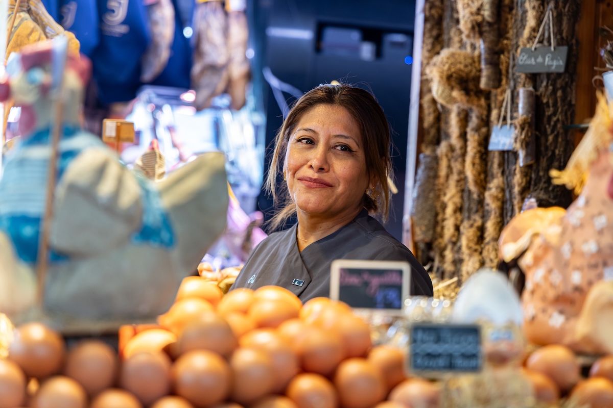 La parada de Ous de Calaf de la Boqueria, con decenas de tipos de huevos. (c) Àngel Bravo