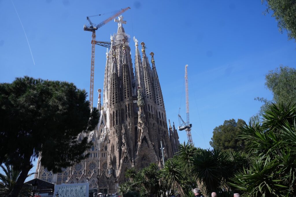La Sagrada Família con la torre de Jesús culminada en altura. © Guillem Roset / ACN