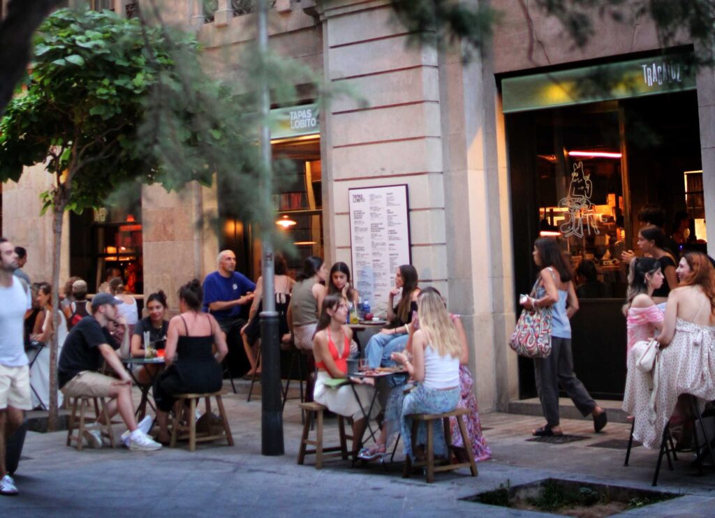 La animada terraza de Tapas Lobito