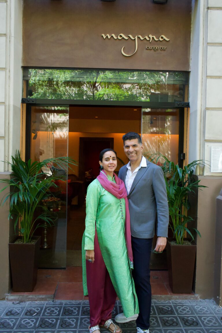 Mayura y Raj en la puerta de su restautante.