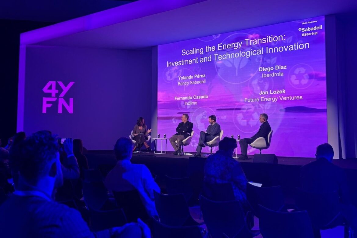 La mesa redonda '“Scaling the Energy Transition: Investment and Technological Innovation' en el Banco Sabadell Stage.