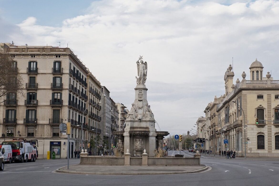 L'escultura Font del Geni Català al Pla de Palau.