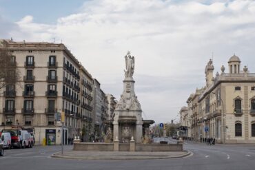 L'escultura Font del Geni Català al Pla de Palau.