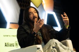 El DJ y productor musical Steve Aoki.