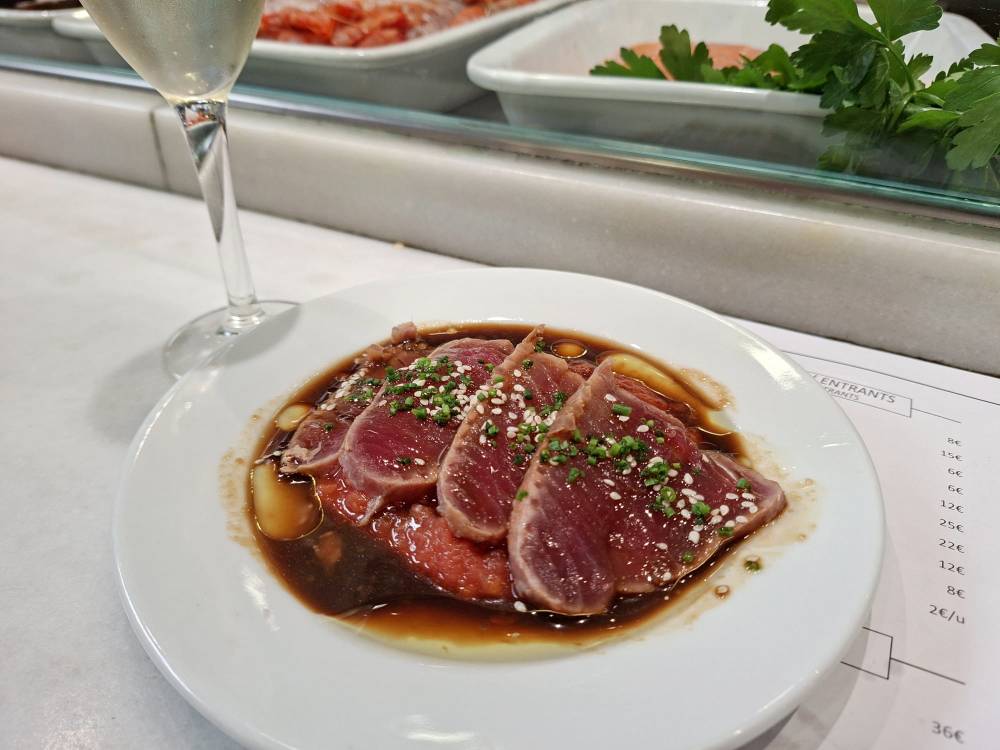 Tataki de atún en el Kiosko Universal de la Boqueria.