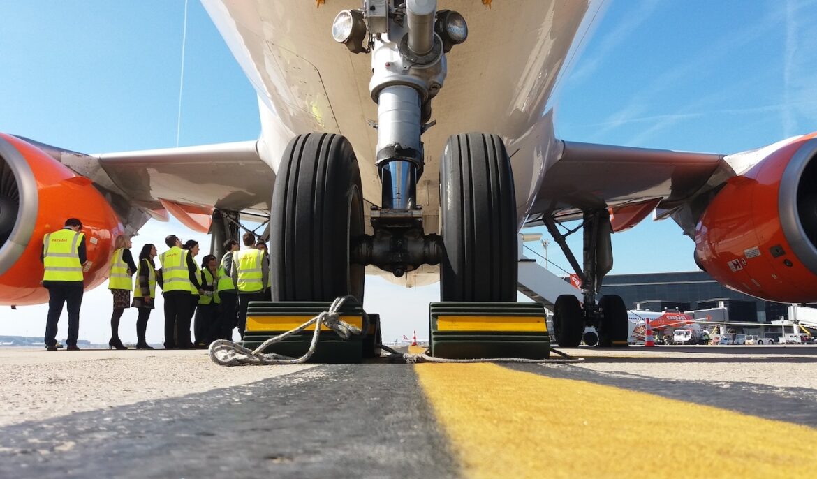 Vista singular d'un Airbus A319 d'easyjet a l'aeroport de Barcelona. © Javier Ortega Figueiral