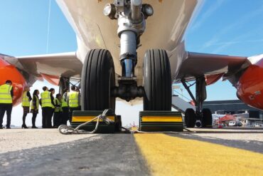 Vista singular d'un Airbus A319 d'easyjet a l'aeroport de Barcelona. © Javier Ortega Figueiral